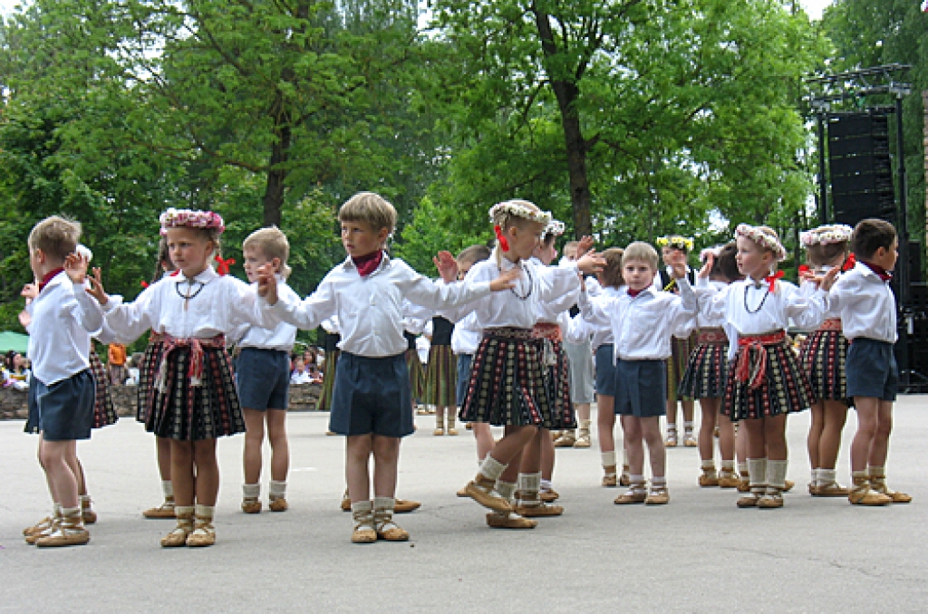 Bauskas novada pirmais skolēnu dziesmu un deju svētku koncerts „Es iekrāsoju pasauli” 28. maija vakarā pulcēja pilnu Pilskalna estrādi. Vairāki simti dalībnieku tur ieradās no Rātslaukuma, ejot gājienā pa pilsētas ielām. Pilskalna estrādē...
Autors: Vilnis Auzāns