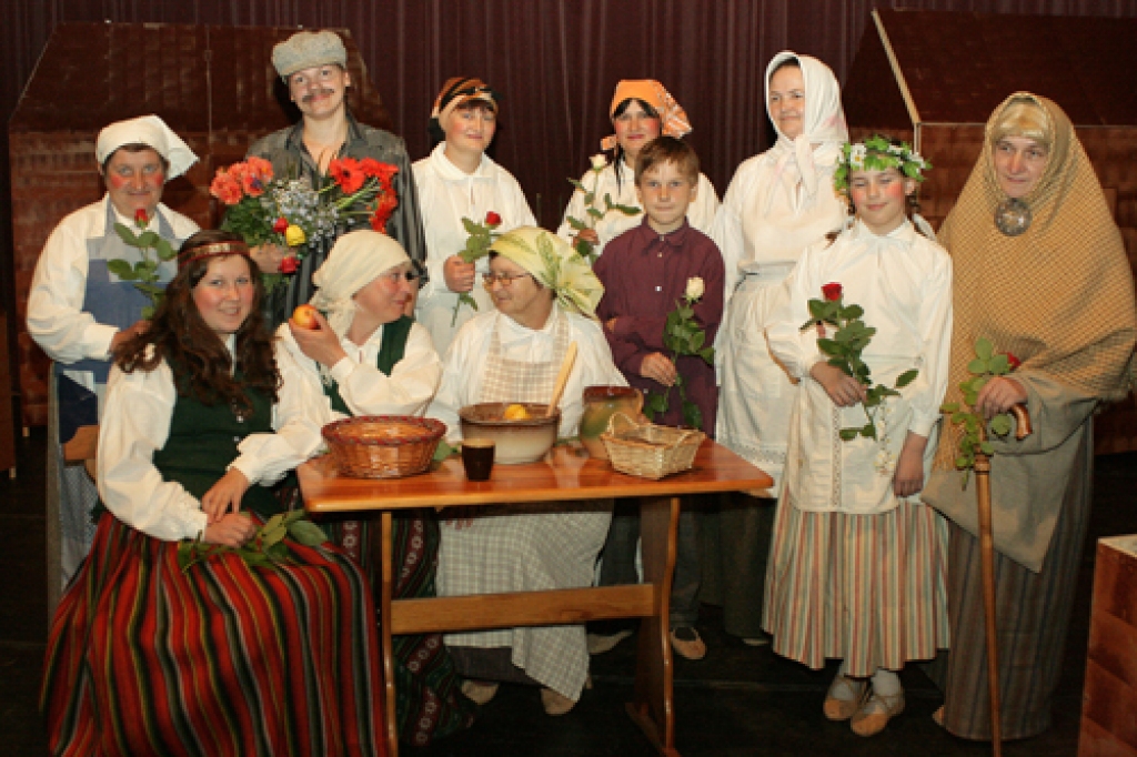 Divas dienas pagājušās nedēļas nogalē sezonas jaunie iestudējumi tika rādīti Bauskas tautas namā un Īslīces kultūras namā. Par attieksmi pret amatierteātru kustību liecina Īslīcē redzētais. Vietējās trupas izrāde sākās svētdienas agrā...