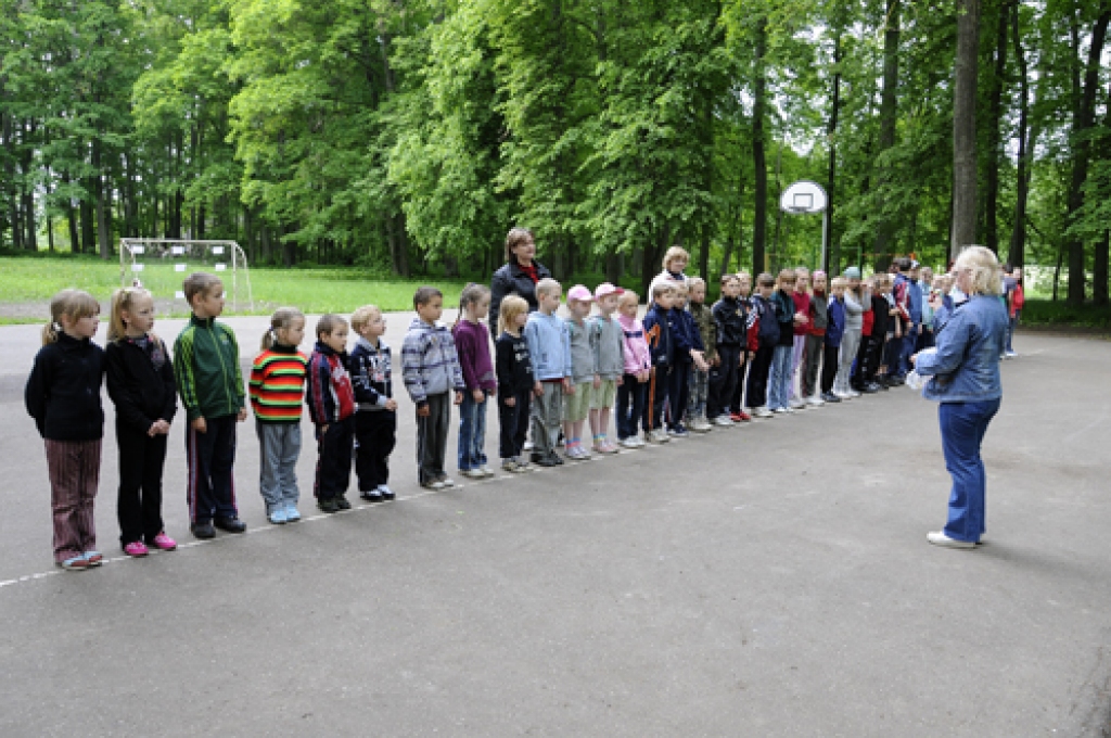 Ar ekskursiju un sporta dienu šis mācību gads beidzās Pilsrundāles vidusskolas Svitenes struktūrvienības audzēkņiem. Liecības viņi saņems 31. maijā. Tad izlaidums arī sešiem sešus gadus vecu bērnu grupiņas audzēkņiem, kuri rudenī sāks...
Autors: Ivars Bogdanovs