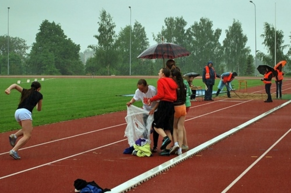 Latvijas Republikas četrcīņas «Draudzība» fināls notika 25. maijā Bauskā. Jaunie vieglatlēti startēja nelabvēlīgos laika apstākļos – nepārtraukti lija lietus. Tas gan netraucēja mūsu sportistiem parādīt labus rezultātus – Iecavas...
Autors: Uldis Varnevičs