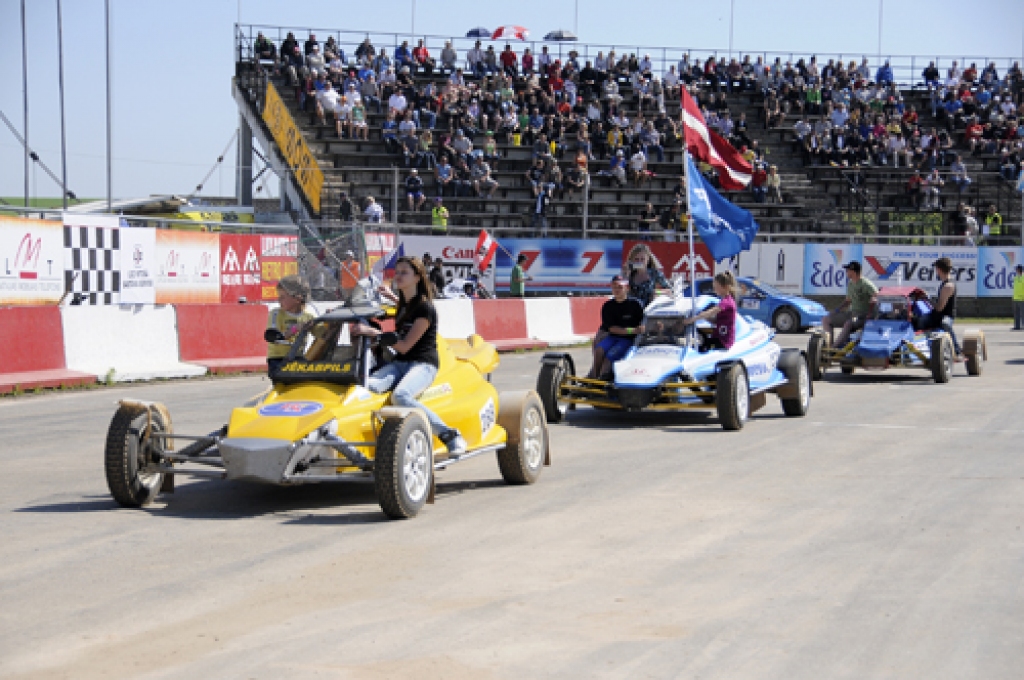 Sporta komplekss «Mūsa» 22. – 23. maijā aizvadījis Eiropas čempionāta (EČ) autokrosā 20. jubilejas sacensības. Norisinājās EČ trešais posms. Pirmo reizi sportisti sacentās piecās dažādās klasēs, bija 69 dalībnieki no 14 valstīm....
Autors: Ivars Bogdanovs