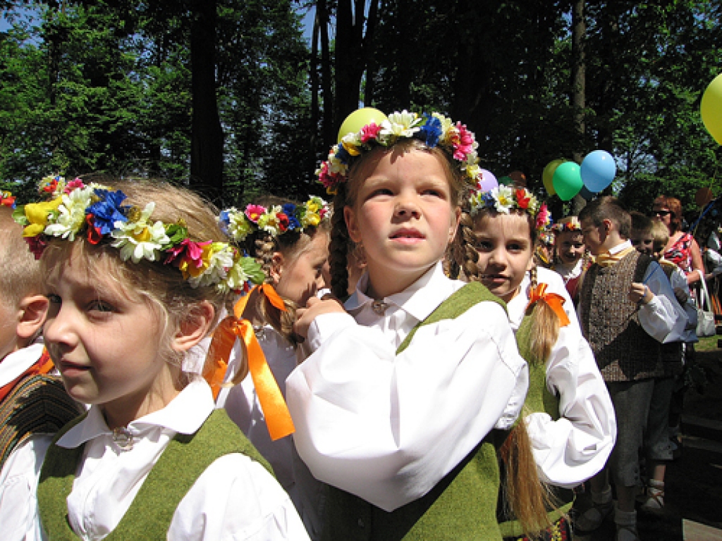 Līgani un strauji danča soļi, tautiski dzidras vijoles skaņas, braši pūtēji no kaimiņu novada un kopdziesmas pacilājošais prieks – to visu sestdien, 22. maijā, Iecavas parka estrādē izbaudīja novada mazo Dziesmu un deju svētku dalībnieki...