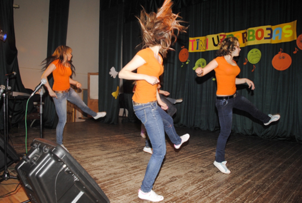 Kurmenes tautas nams 14. maijā bija pārpārēm piepildīts ar dziesmām, kustībām un azartu. Tur risinājās tradicionālais festivāls «Tīņi uzdarbojas». Koncertā piedalījās dziedātāji un dejotāji no Ogres, Jaunjelgavas, Stelpes, Skaistkalnes un,...
Autors: Juris Iļņickis