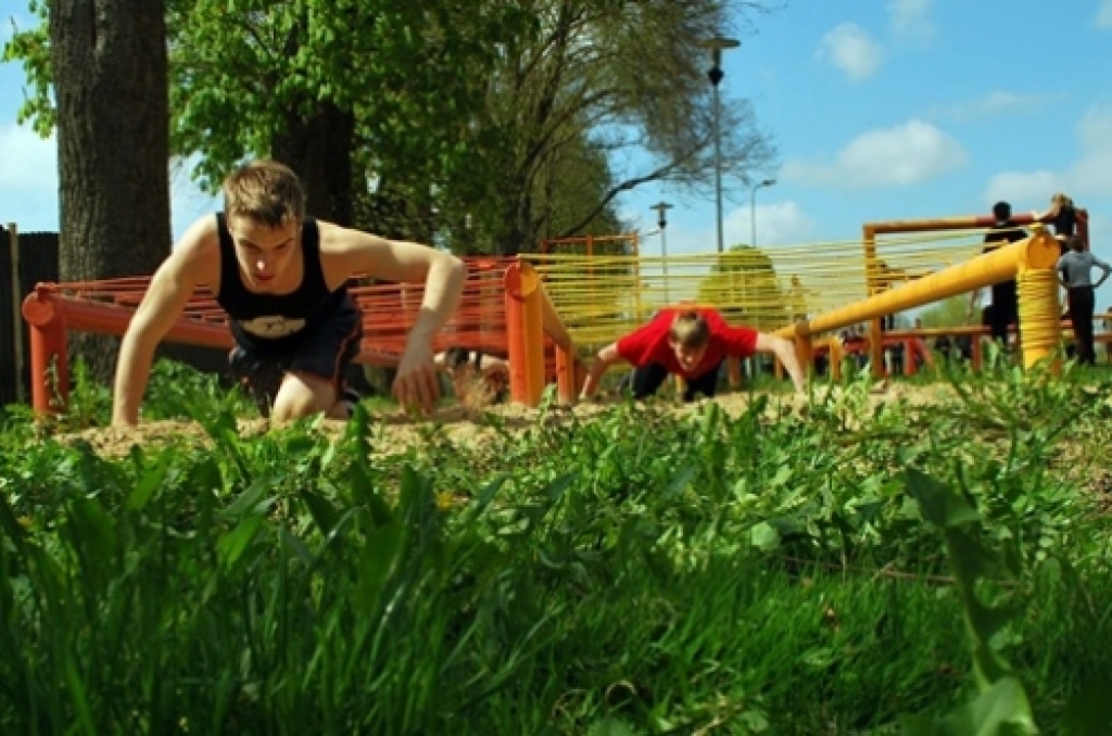 10. maijā ar šķēršļu joslas skrējienu noslēdzās Bauskas 1. vidusskolas spartakiāde. Vidusskolu grupā labākie bija 12. a klase, 8. - 9. klašu grupā - 9. b klase, bet 5. - 7. klašu grupā - 6. a klase. Pēdējās divās disciplīnās -...
Autors: Uldis Varnevičs