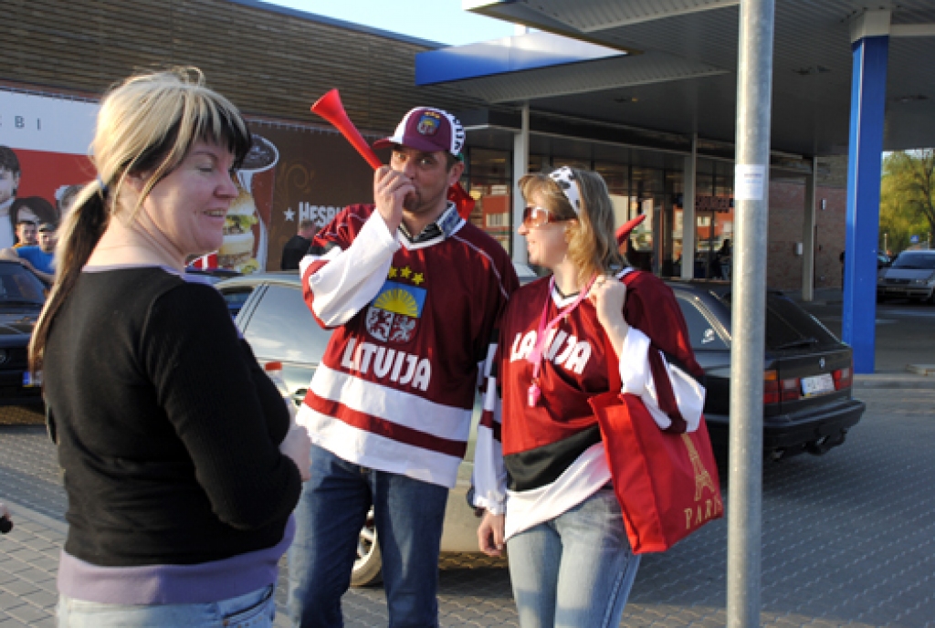 Pēc Pasaules čempionāta spēles hokejā 12. maijā, kurā Latvijas valsts izlase ar 5 pret 2 sakāva itāļu komandu, Bauskas pilsētas centrā, kā ierasts šādās reizēs, pulcējās ne mazums sporta fanu. Nav nozīmes tam vai sanākušo vaigus rotā divas...
Autors: Kristaps Ābelnieks