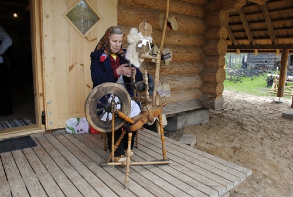 Vecumnieku novada Bārbeles pagastā, Ausekļu dzirnavu brīvdabas muzejā, 8. maijā bija sarīkojums «Pavasara darbi lauku sētā». Ausekļu dzirnavu saimnieks Mārtiņš Mediņš bija sarūpējis plašu programmu. Visu dienu lustēs un darbos muzeja...
Autors: Juris Iļņickis