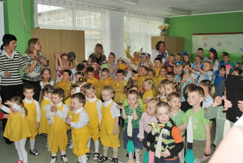 Par godu māmiņām Bauskas bērnudārzā «Zīlīte» 7. maijā notika koru koncerts. Pepijas vadībā uzstājās dažādu krāsu kori, to vidū bija arī «Bučkoris» ar rozā sirsniņām, vairāki bērni dziedāja individuāli. 
Autors: Uldis Varnevičs