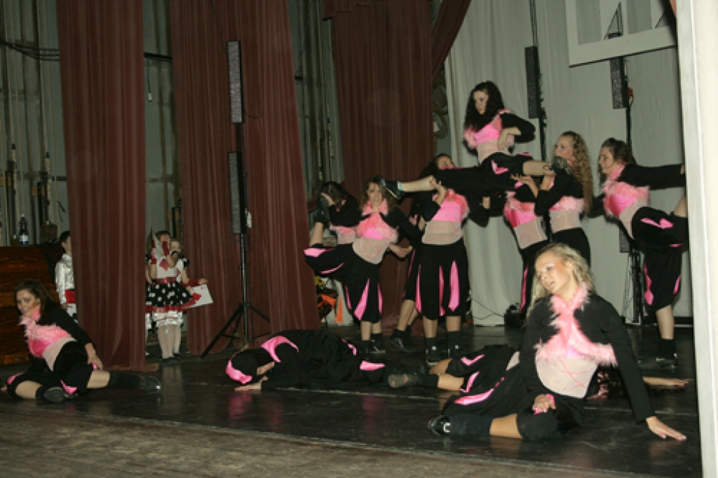 Deju grupai «Lēra», ko vada Kitija Vīgupa, jau desmit gadu. 8. maijā publika tiek aicināta uz jubilejas koncertu Bauskas tautas namā. Jubilejas programmu «Lēra» jau parādījusi 1. maijā. Ieskatu tajā piedāvājam šajās fotogrāfijās.