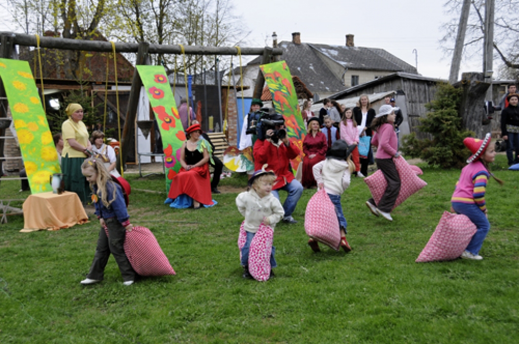 Rundāles novadā 3. maijā Latvijas valsts svētkus svinēja daudzveidīgi – dziedot, dejojot, tirgojoties, zīmējot, arī kopīgi zupu ēdot. Mazu daļiņu no tā Zemgalei atvēlētajā stundā varēja redzēt visa Latvija televīzijas tiešraidē. Jaunas...
Autors: Ivars Bogdanovs