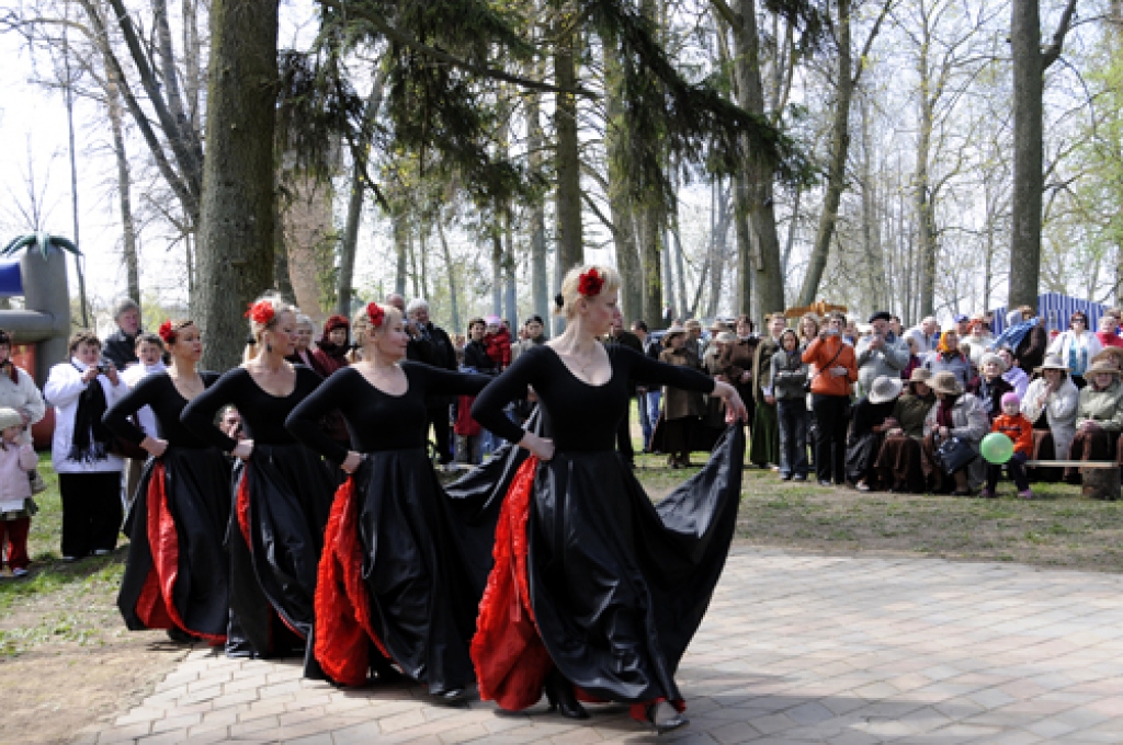 Pirmdien, 3.maijā, Rundāles novada Bērsteles parkā notika pavasara gadatirgus - Lielais bazārs. Bija iespēja tirgoties un iepirkties, kā arī baudīt pašdarbības kolektīvu sniegumus - uzstājās Viesturu pagasta bērnu vokālais ansamblis,...
Autors: Ivars Bogdanovs