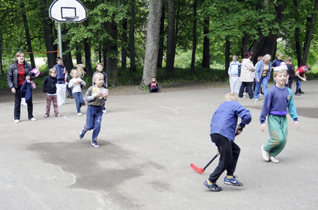 Svitenes parkā skolēnu komandas un arī skolotājas 28. maijā sacentās veiklības un asprātības vingrinājumos.