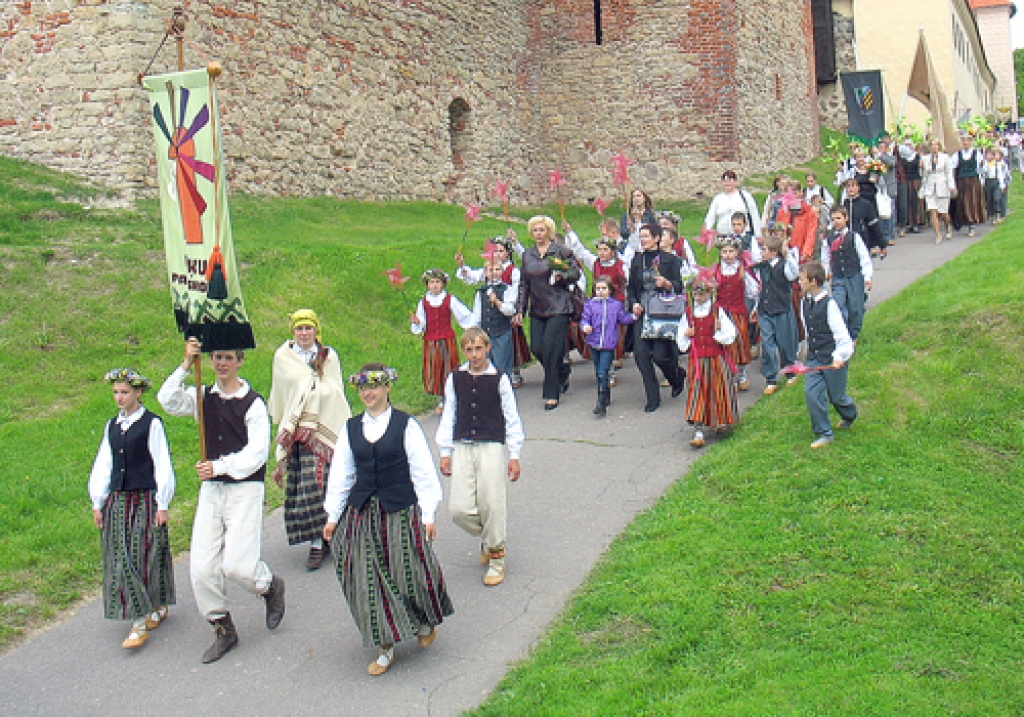 Pilskalna estrādē vairāki simti dalībnieku ieradās no Rātslaukuma, ejot gājienā pa pilsētas ielām. 