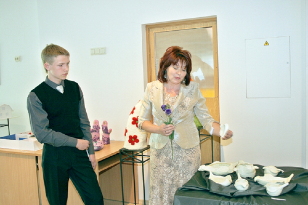 Niks Edušs izstrādājis divus noslēguma darbus – keramikas trauku grupu «Putni» un telpisku papīra objektu. No labās – skolotāja un darba vadītāja Tija Bušmane.