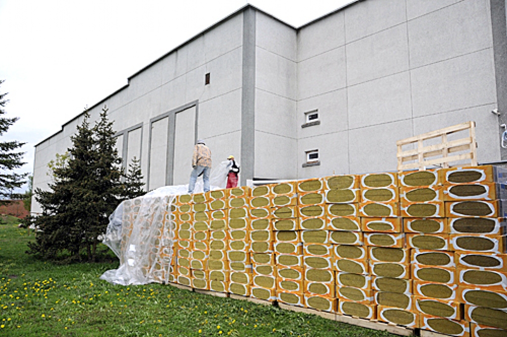 Pirms pāris nedēļām «Bauskas Dzīve» iemūžinājusi akmensvates krāvumus pie Īslīces kultūras nama.