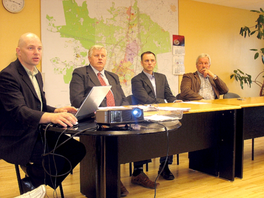 Iecavas novada domes deputāti Atis Avots (otrais no kreisās), Juris Ludriķis un Juris Krievs vērtē Kaspara Kojaloviča (no kreisās), SIA «Mērniecības datu centrs» pārstāvja, prezentāciju.