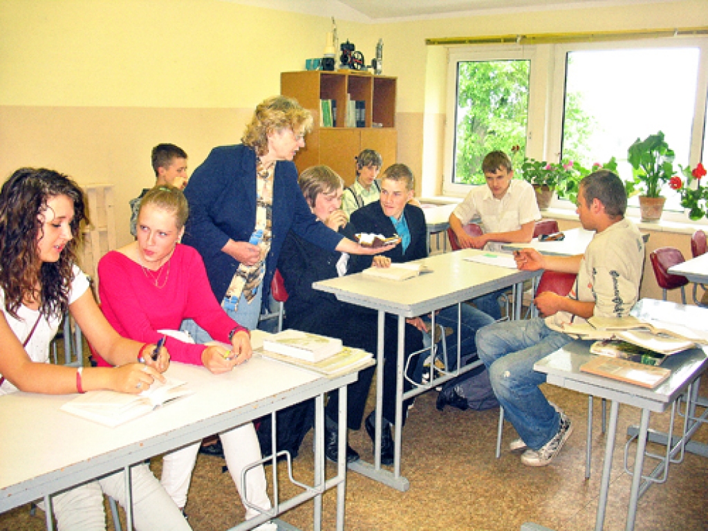 Skolotāja Genovaite Sobačevska Jaunsaules skolā pirms eksāmena cienā audzēkņus ar šokolādi.