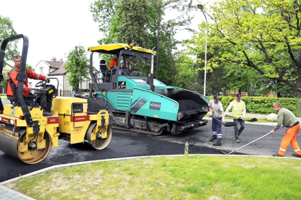 SIA «Kvinta plus» darbinieki asfaltē Uzvaras un 1. maija ielas krustojumu.