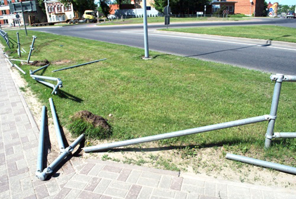 Nožogojums pie apļa Zaļajā ielā Bauskā pamatīgi sabojāts.