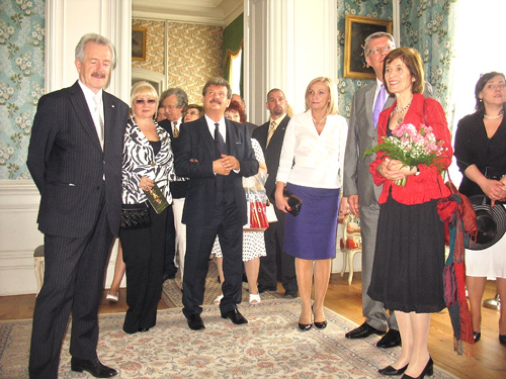 Svinību viesi Biljarda zālē, kuras restaurāciju paredzēts pabeigt nākamgad. No kreisās – Imants Lancmanis, Ināra Tetereva, Boriss Teterevs, Lilita Zatlere, Valdis Zatlers, princese Elizabete Bīrona.