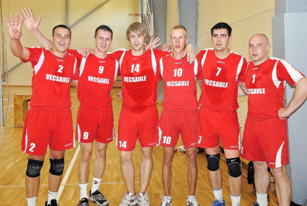 Vecsaules pagasta pirmā komanda gandrīz izlauzās līdz Bauskas novada pirmā atklātā volejbola čempionāta goda pjedestālam un noslēgumā saņēma piemiņas velti par izaugsmi un lielāko pārsteigumu.