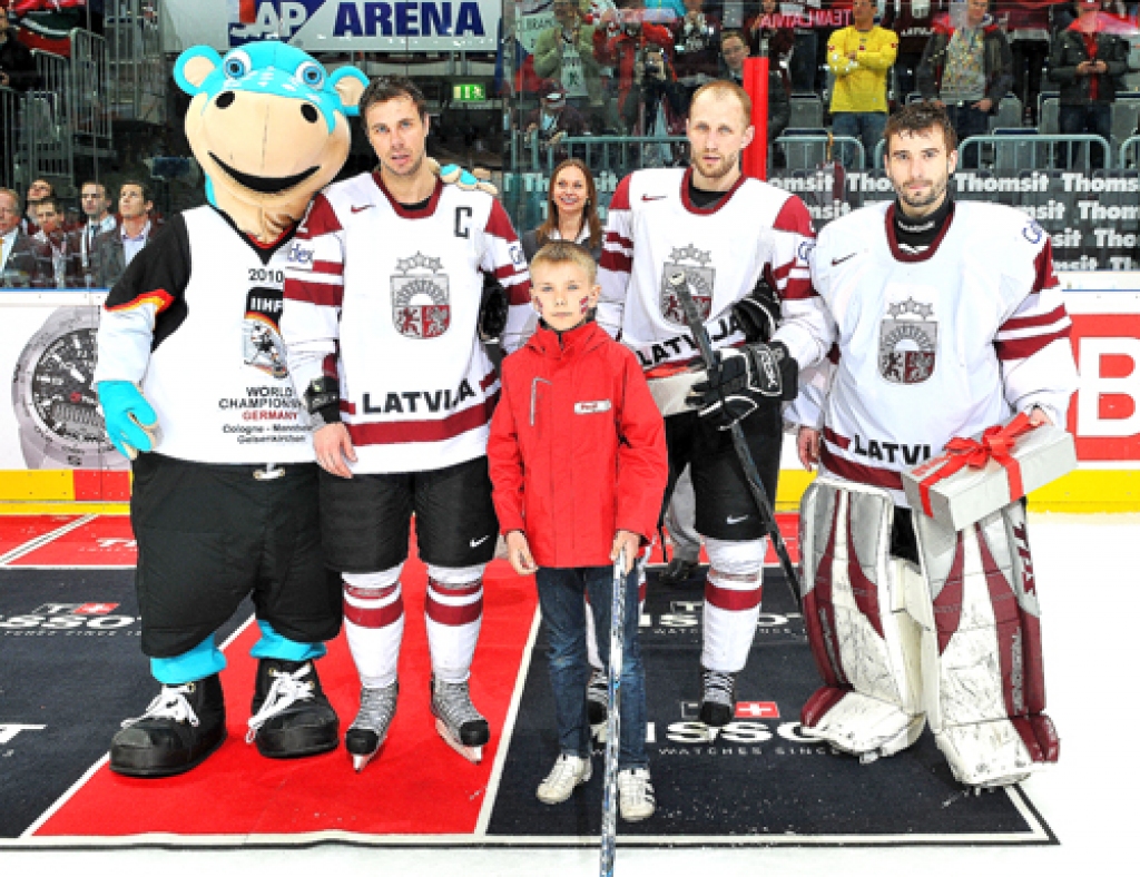 Krišjānis Markevičs, pilsētas 1. vidusskolas 4. klases audzēknis, no pasaules hokeja čempionāta mājās pārveda unikālu suvenīru – Latvijas valstsvienības spēlētājs Herberts Vasiļjevs (otrais no kreisās) uzdāvināja baušķeniekam savu nūju. 