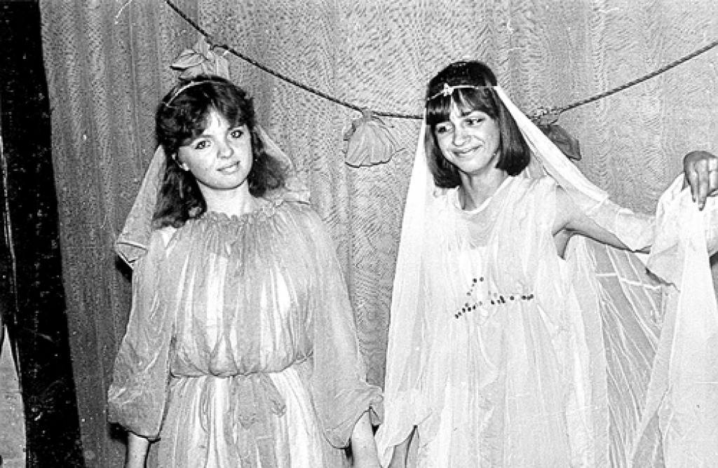 JUBILĀRE (no kreisās) 16 gadu vecumā, Bauskas 1. vidusskolas teātra pulciņā spēlējot upju laumu izrādē «Mežrozīte». Blakus Ineses bērnības draudzene Laila Kalniņa. 