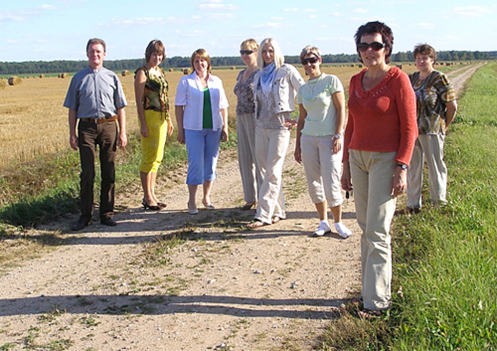 TĒRVETĒ 2009. gada vasarā rekolekciju starplaikā. No labās – draudzes vecākā Dita Starta. 