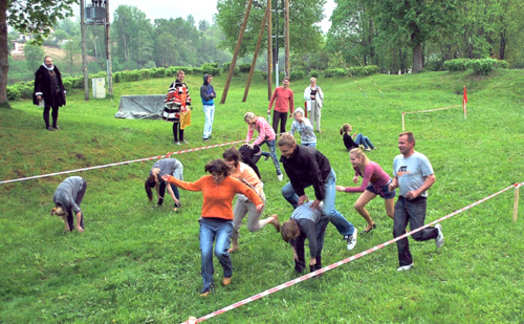Pie Bauskas pils muzeja viduslaiku garā bija sarīkotas komandu sacensības, dalībniekiem bija jautri un interesanti. To visu no attāluma vērtē pilskungs Māris Skanis.