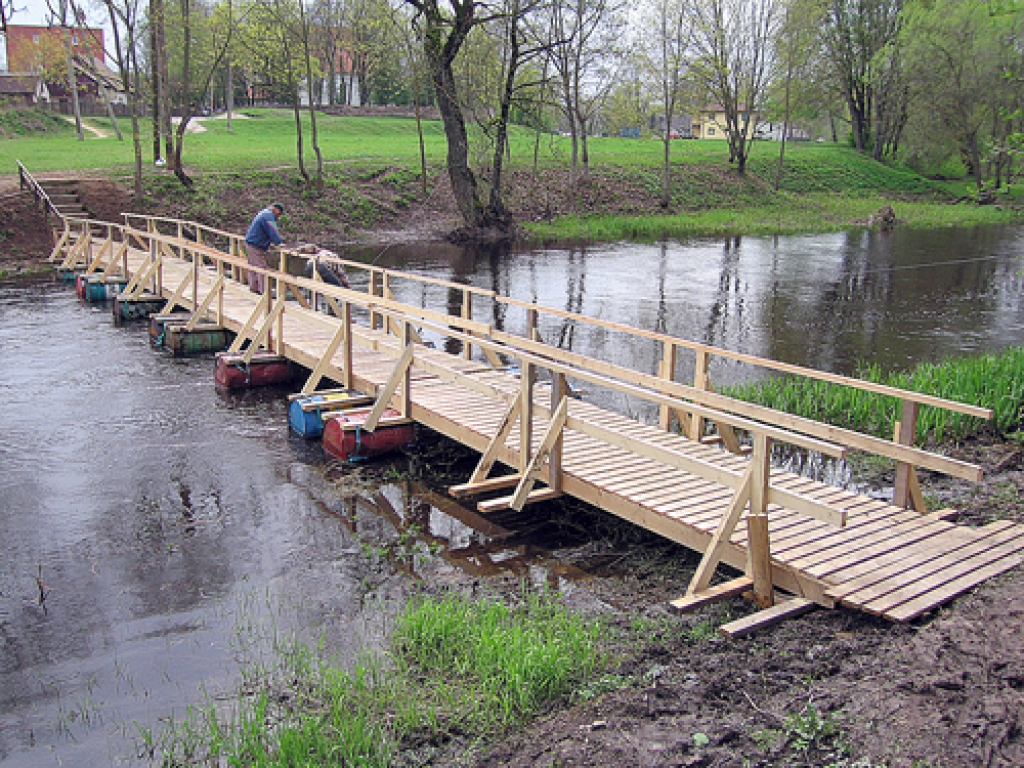 Pagaidu pontonu tilts uzlikts, sadarbojoties Iecavas uzņēmējiem un zemessargiem.