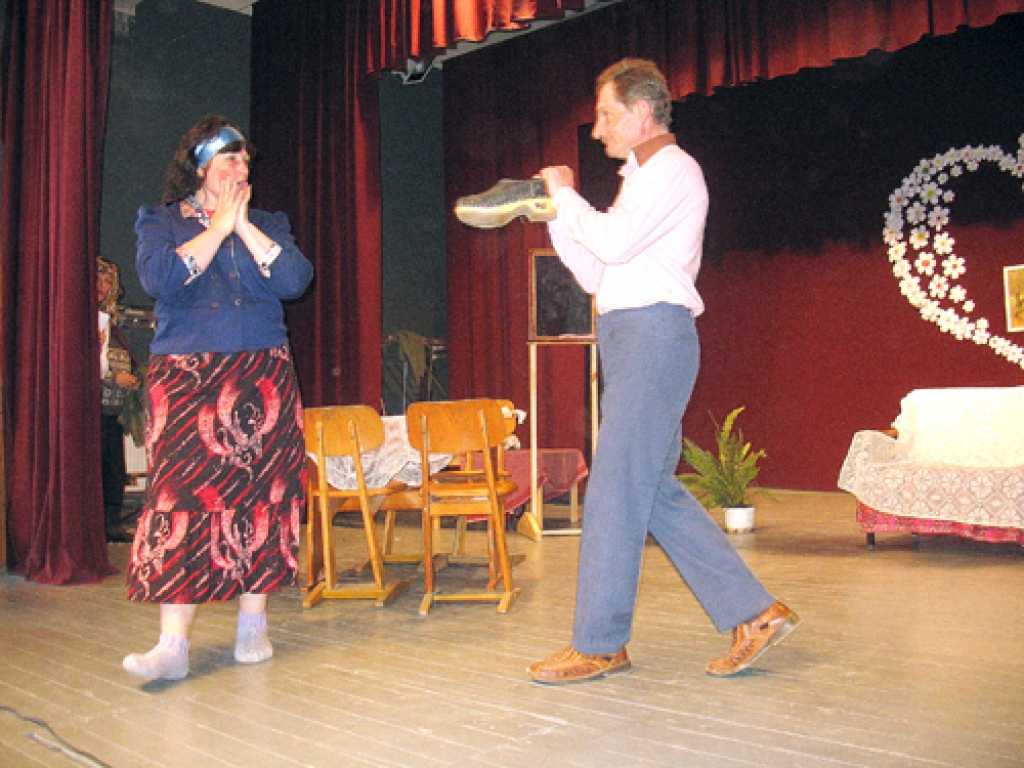 Sarmīte Misēviča un Vilis Šlēgers galveno varoņu lomās izrādē «Koka tupelītes». Lugas tēma, kā vienmēr, – būs vai nebūs kopā saiešana?