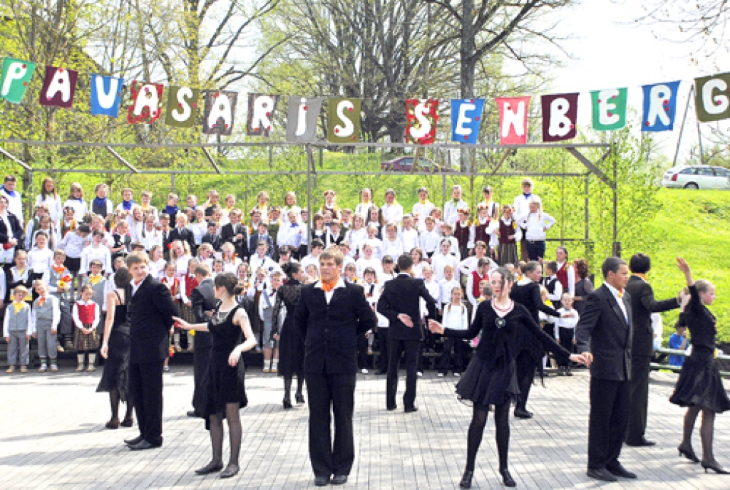 Radvilišķu pamatskolas audzēkņi, gatavojoties svētkiem, bija sarūpējuši īpašu balles deju.