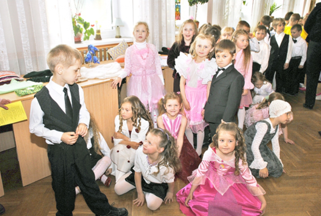 Piecus un sešus gadus vecu bērnu grupiņas gatavojas uzstāties.