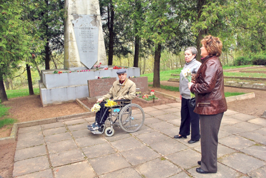 Pie Otrajā pasaules karā kritušo pieminekļa satikušies Vladislavs Rimensons, Larisa Miščenko un Raisa Afanasjeva.