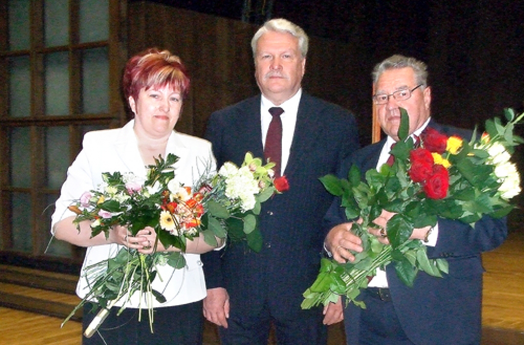 Baušķeniekiem Raimondai Ribikauskai un Maigonim Jēgeram (no labās) apbalvojumus pasniedza zemkopības ministrs Jānis Dūklavs.
