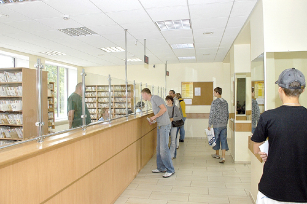 Bauskas poliklīnikā 7. maijā par valsts noteikto pacienta iemaksu – Ls 3 – pie acu ārsta varēja pierakstīties uz 19. maiju, pie ausu, kakla, deguna slimību speciālista brīva vieta bija jau šodien, 10. maijā. 