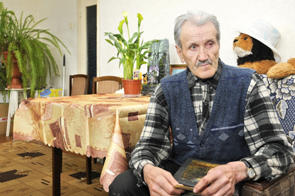 Ārijs Purens saka: «Ar vienu aci sen jau kā neredzu. Ieskrēja dundurs. Savukārt otra man rāda kā ērglim.» 