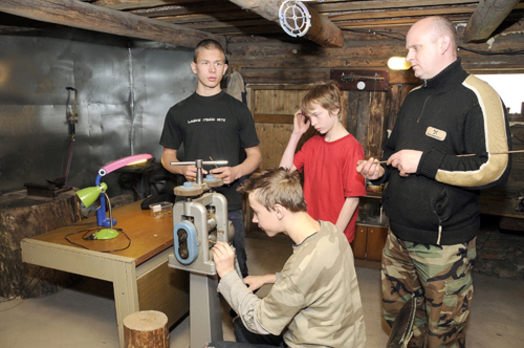 Uģa Dravas (no labās), arheoloģisko rotu meistara, kalēja darbnīcā gredzenus gatavot mācījās Raitis Ģibuzis (priekšplānā), kā arī Māris Briņķis (no kreisās) un Kristaps Salgrāvis.