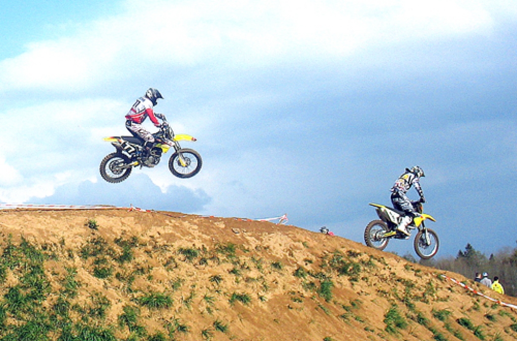 Stelpes trasē ātrumu un nervus kutinošus lidojumus demonstrēja  MX 1, MX 2, A 1 un A 2 klases braucēji.