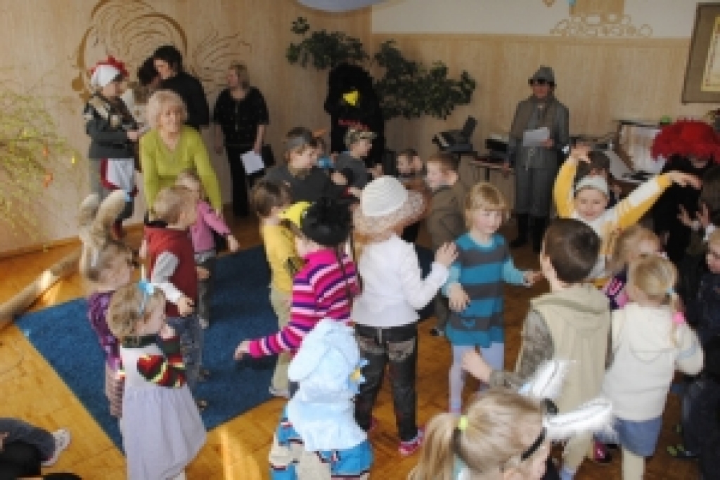 Rundāles novada Saulaines bērnudārza «Mārpuķīte» seši audzēkņi, viņu vecāki un vairāki pedagogi jau šī gada 9. aprīlī aizvadīja Žeimes (Lietuva) bērnudārzā «Ažuoliukas».
Autors: No «Bauskas Dzīves» arhīva.