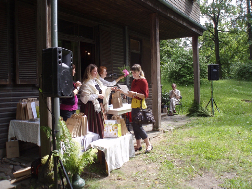 Diplomu un balvu par uzvaru konkursā «Mans svētdienas rakstu darbs» saņem nu jau Misas vidusskolas absolvente Māra Vaļecka. 
Autors: no Annas Vaļeckas albuma
