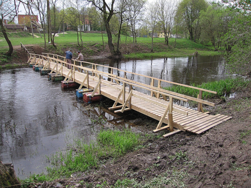 Līdz jaunā tilta uzbūvēšanai iecavniekiem kalpo pagaidu pontonu tilts, kas uzstādīts pašvaldības sadarbībā ar zemessargiem un uzņēmējiem.
Autors: no «Bauskas Dzīves» arhīva