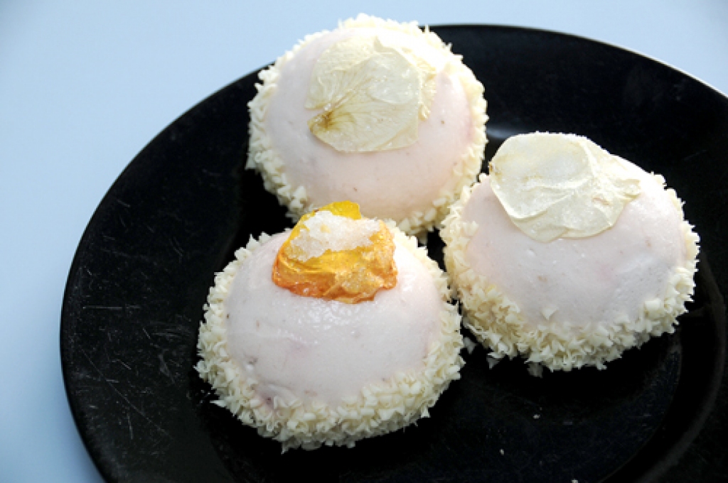 Rundāles rožu kūkai ir trīs pamatsastāvi. Pamatnē biskvīta cepums pēc senām Kaucmindes saimnieču receptēm. Pamatmasā skābs krējums, kuram sārto nokrāsu piešķir no svaigām zemenēm iegūtā krāsviela. Izmantota dzīvo rožu eļļa, arī baltā šokolāde. Masa tiek glazēta, tās virspusē novietota kristalizēta Rundāles pils dārza rožu ziedlapiņa. Samaksājot vienu latu, šo gaistošo brīnumu var nobaudīt ikviens pils apmeklētājs.
Autors: Ivars Bogdanovs