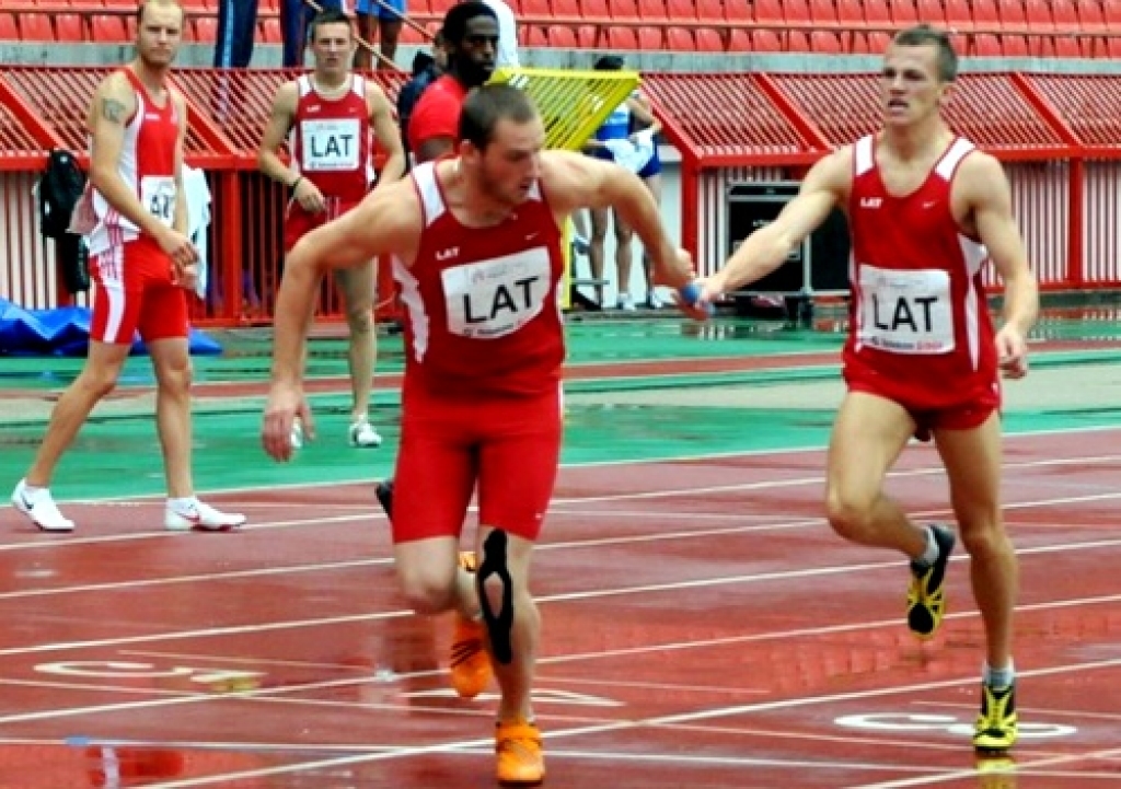 400 metru stafetēs rezultāts diemžēl jau bija izšķirts pirms Andra Ūdra (tuvplānā no kreisās) noskrietā posma. 
Autors: ww.sportacentrs.com