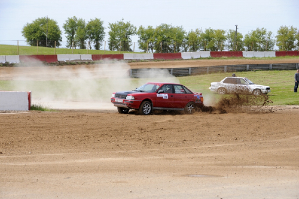 Sportisti vispirms veica trīs apļus Mūsas autokrosa trasē pretējā virzienā.
Autors: Ivars Bogdanovs