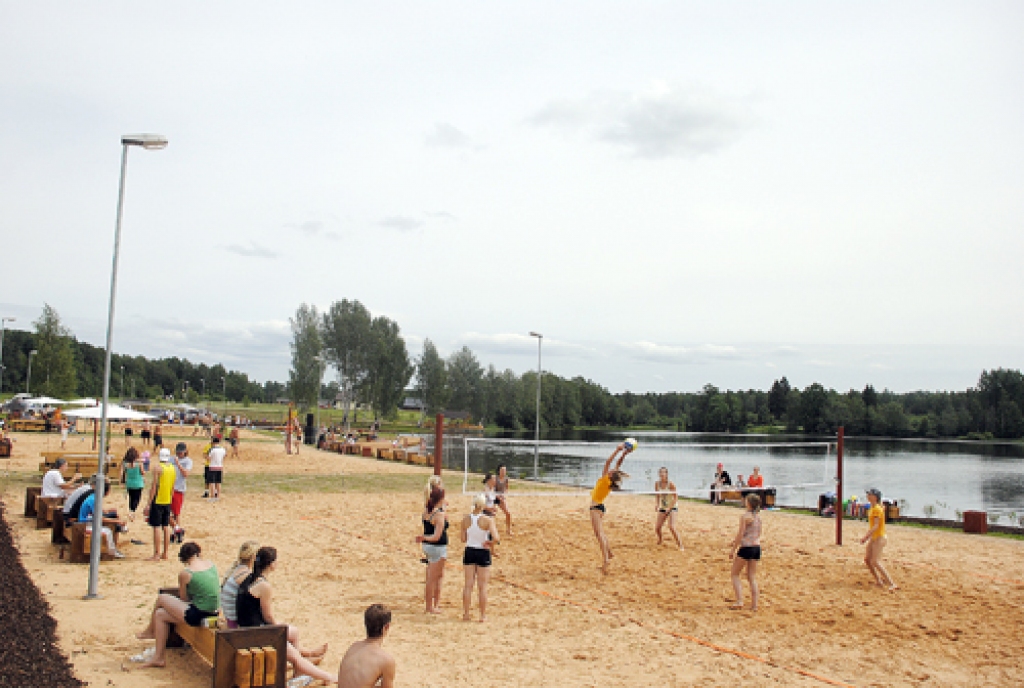 Vecumnieku sieviešu komanda atjautīgā spēlē guva uzvaru un bija pirmā, kas saņēma balvu par pirmo vietu. Šo sacīkšu kausus spēlētājiem dāvināja SIA «Šons», uzņēmums, kas veica ezera krasta labiekārtošanu. 
Autors: Juris Iļņickis