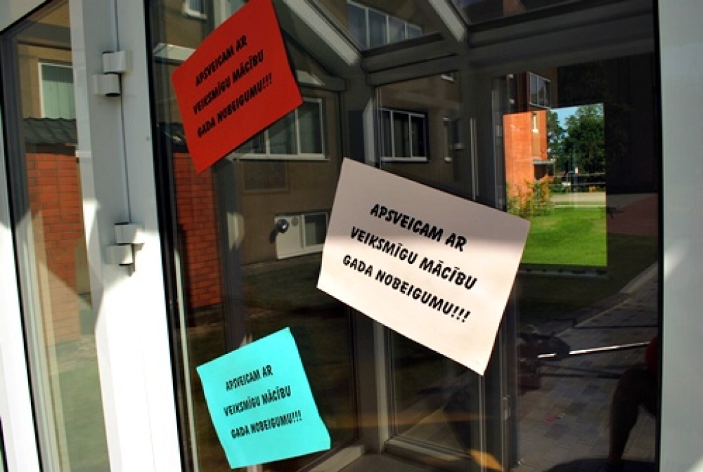 Vakar Bauskas novadā notika pēdējie centralizētie eksāmeni. Pārbaudījumi ir beigušies un katru ienākošo Bauskas 2. vidusskolas telpās sveic ar veiksmīgu mācību gada nobeigumu.
Autors: Uldis Varnevičs