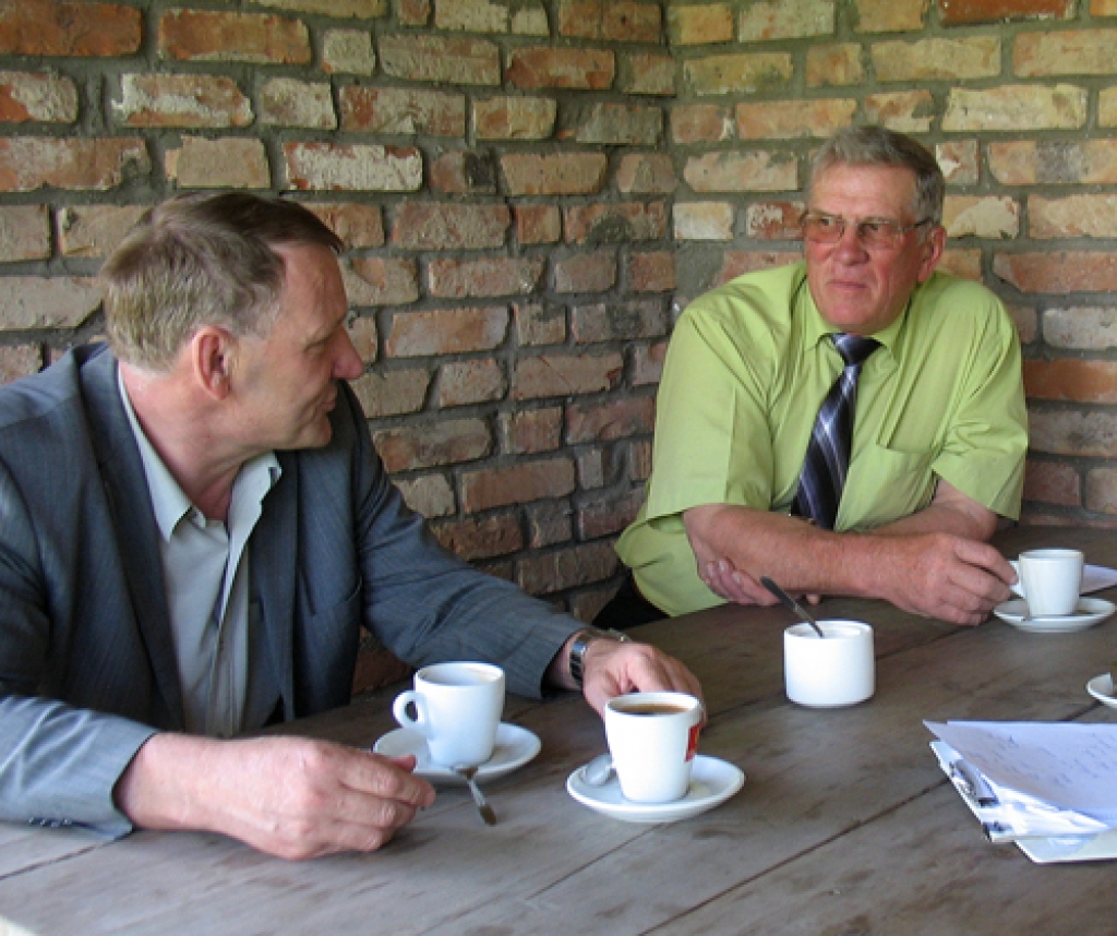 Andris Āboliņš (no kreisās) novada domē bija ievēlēts no centriskās partijas «Latvijas Zemnieku savienība» saraksta.  Noliekot deputāta mandātu, viņa vietā varētu nākt partijas biedrs Juris Cielavs.
Autors: No «Bauskas Dzīves» arhīva.