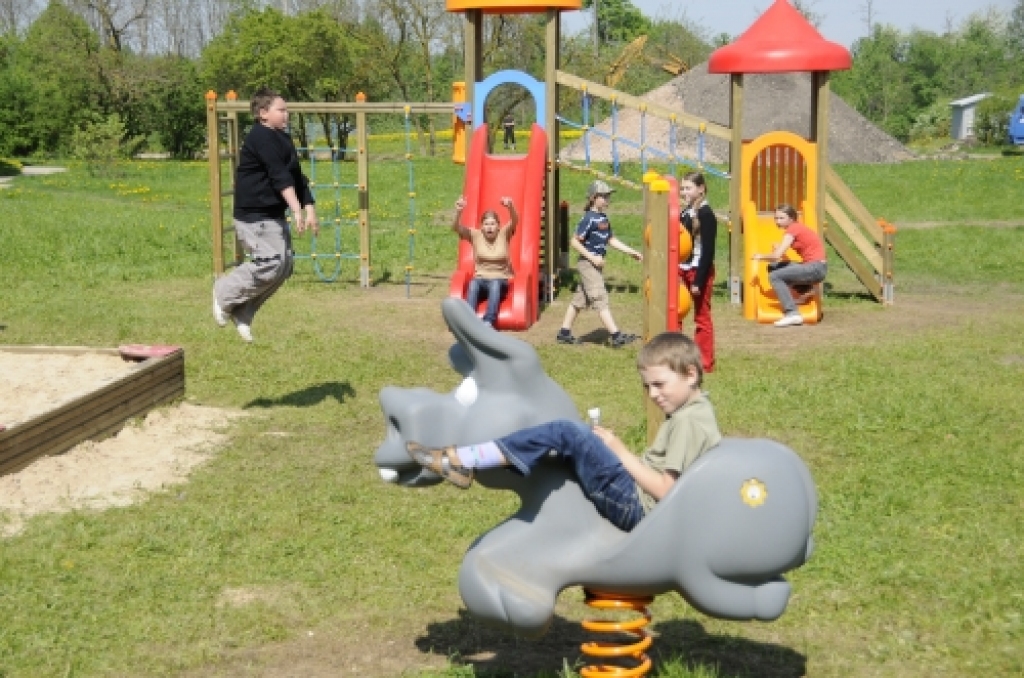 Šī projekta gaitā jau ir uzstādīts bērnu pilsētiņas daudzfunkcionāls modulis pie daudzdzīvokļu mājas 