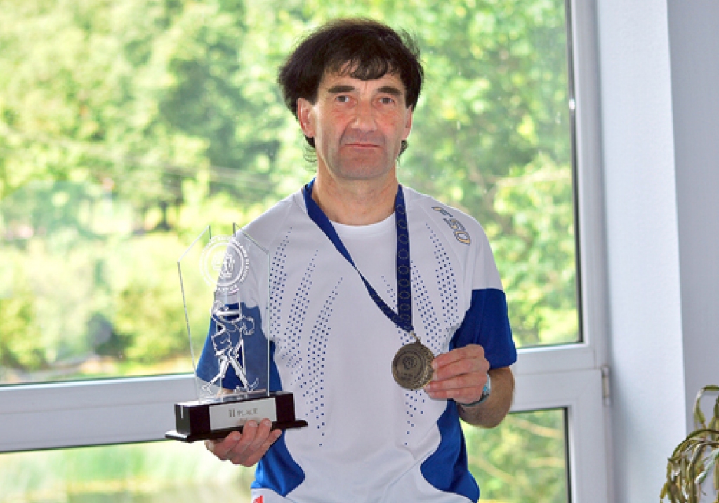 Ilmārs Saulgriezis veterānu grupā piecu kilometru soļojumā finišējis otrais, ieguvis skaistu kausu un medaļu. 
Autors: Uldis Varnevičs