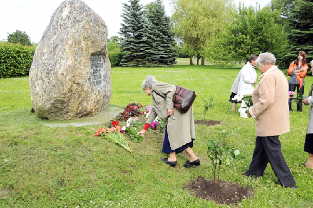 Pie represēto piemiņas akmens Rundālē 14. jūnija vakarpusē tika nolikti ziedi un iestādītas divas rozes. 
Autors: Ivars Bogdanovs